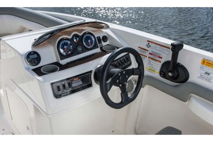 bayliner 190 deck boat helm