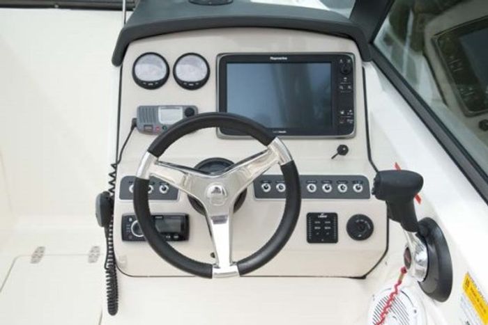 230 vantage boston whaler helm