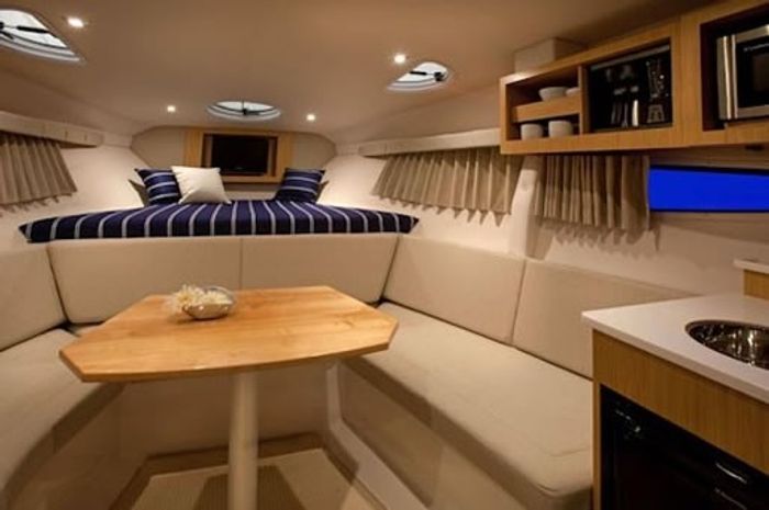 FourWinns V305 Inside