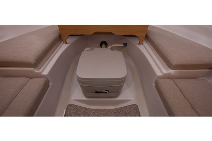 fourwinns s235 sundowner cuddy porta potti