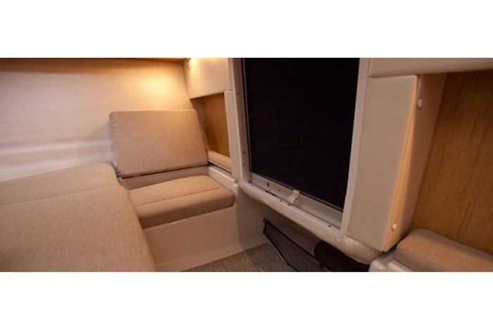 fourwinns s235 sundowner cuddy seating