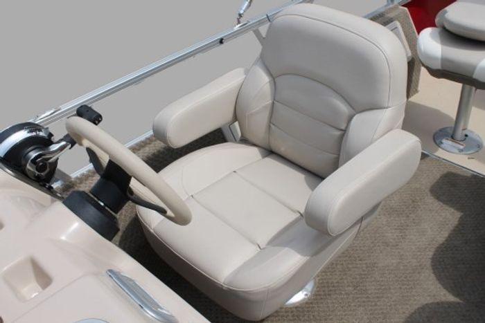 sylvan Mirage Cruise 8522 lz helm