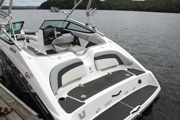 Yamaha 212X SB Rear