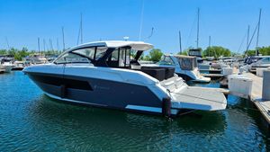 2017 Cruisers Yachts 390 Express Coupe