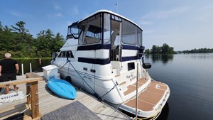 1997 Cruisers Yachts 3650 Motor Yacht