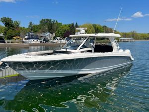 2022 Boston Whaler 350 Realm
