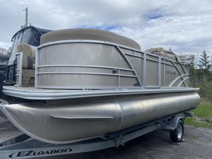 2023 Sylvan 820 LZ w/Change Room