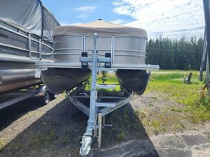 2023 Sylvan 820 LZ w/Change Room