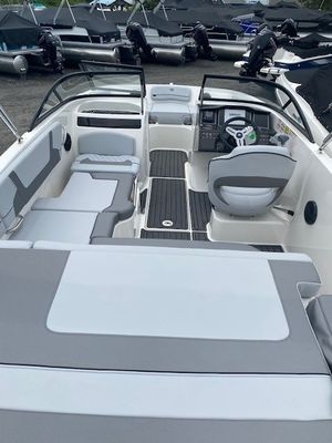 2025 Bayliner VR5
