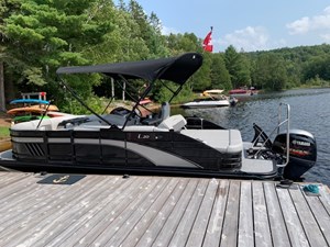 2021 Bennington 21L Swingback Tri Toon