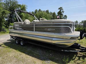 2025 Sun Tracker Party Barge® 22 DLX