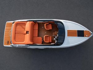 2027 Cranchi E26