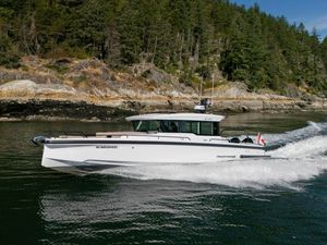 2023 Axopar 37 WetBar