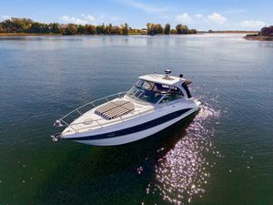 2010 Cruisers Yachts 360 Express