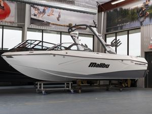 2026 Malibu 23 LSV