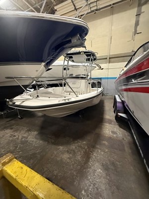 2008 Boston Whaler 200 Dauntless