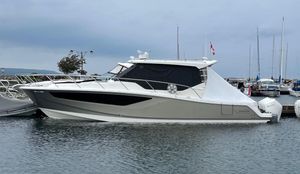 2021 Boston Whaler 405 Conquest