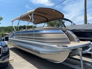 2021 Bennington 25Q Tri-toon I/O with 6.2L 300HP