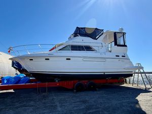 2001 Cruisers Yachts 3750 Motor Yacht