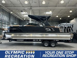 2025 Legend Vetta $370/week   Redefined Luxury On Water!