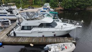1993 Carver 370 Voyager