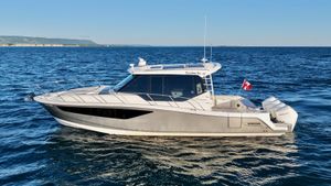 2021 Boston Whaler 405 Conquest