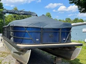 2021 Legend 23 Dual Lounge