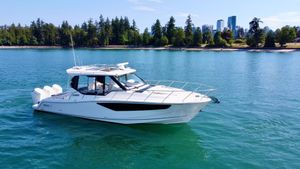 2022 Boston Whaler 405 Conquest