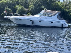 1998 Cruisers Yachts 3375 Esprit Express Cruiser