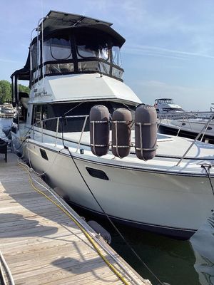 1990 Carver 32 Motor Yacht