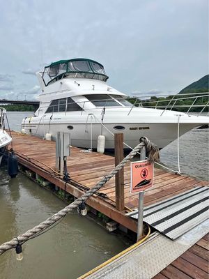 1996 Cruisers Yachts 3580