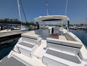 2017 Cruisers Yachts 390 express coupe