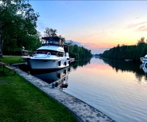 1987 Carver 3807 Aft Cabin