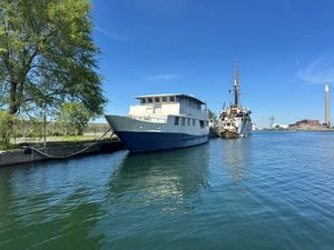 2001 Borealis 84' Custom