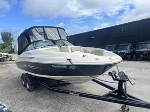 2007 Sea Ray Sundeck 220