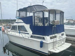 1979 Uniflite 36 Tri Cabin