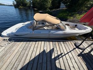 2007 Four Winns 220