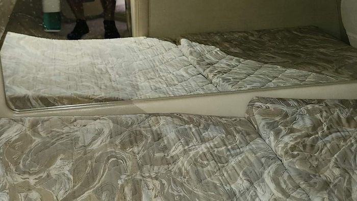 1998 Sea Ray 310 Sundancer M/C V/D Photo 27 of 37