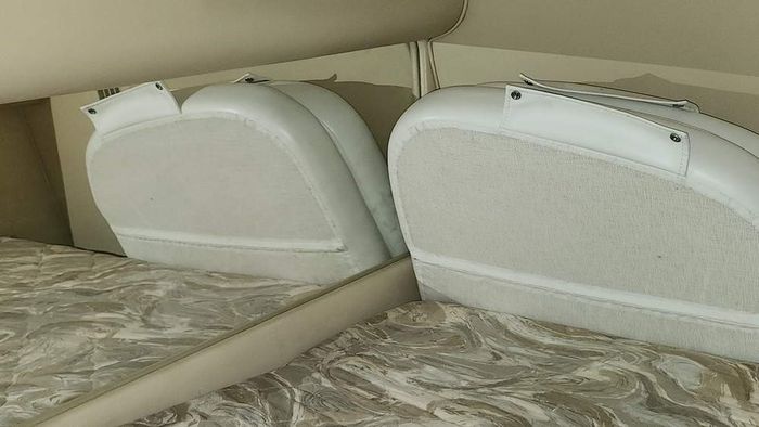 1998 Sea Ray 310 Sundancer M/C V/D Photo 28 of 37