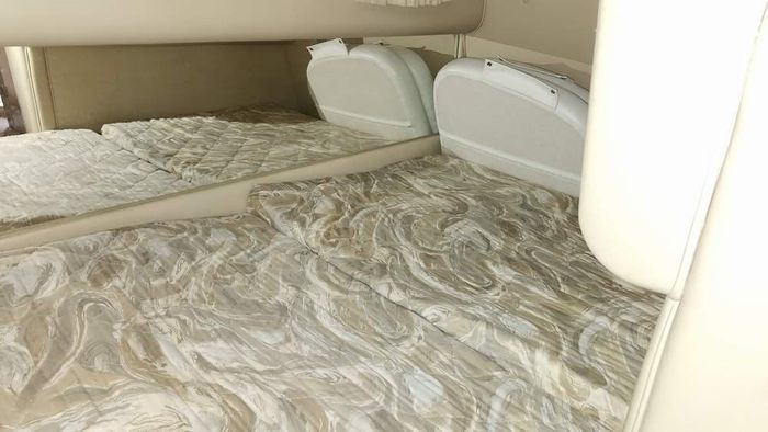 1998 Sea Ray 310 Sundancer M/C V/D Photo 33 of 37