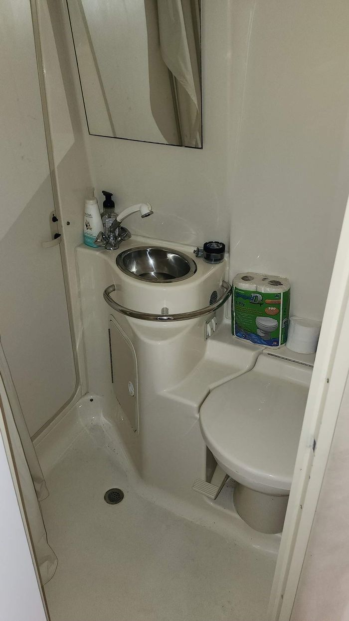 1998 Sea Ray 310 Sundancer M/C V/D Photo 34 of 37