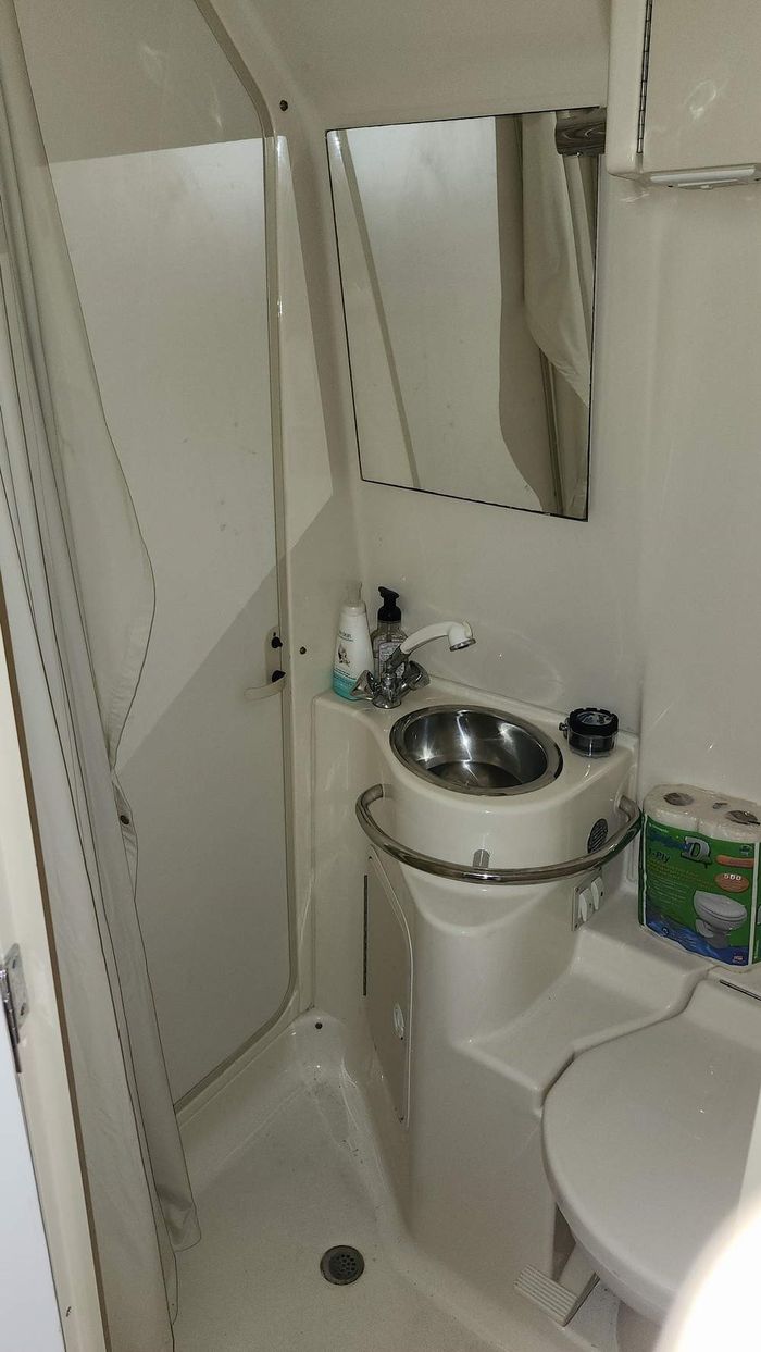 1998 Sea Ray 310 Sundancer M/C V/D Photo 35 of 37