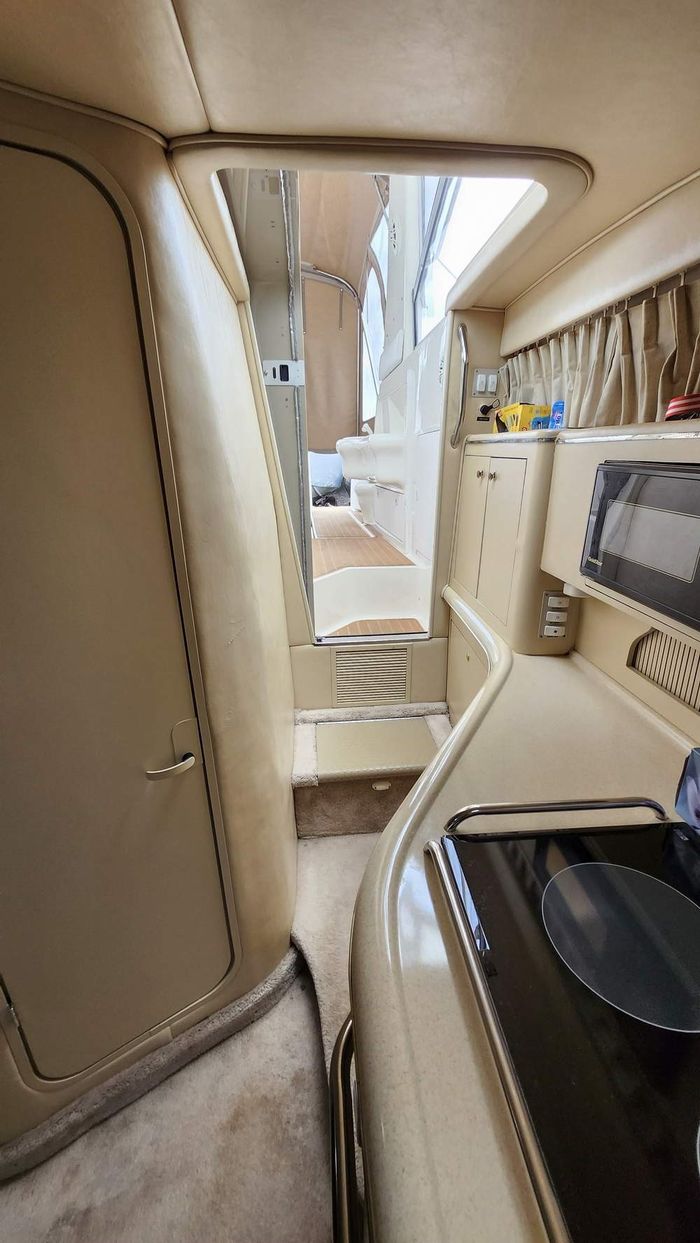 1998 Sea Ray 310 Sundancer M/C V/D Photo 17 of 37
