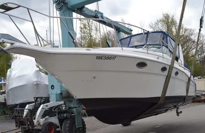 1994 Cruisers Yachts 3070 Rogue Photo 12 of 35