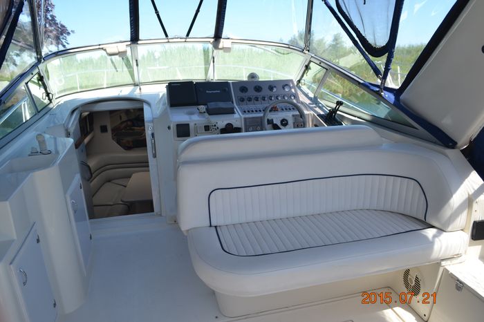 1994 Cruisers Yachts 3070 Rogue Photo 16 of 35