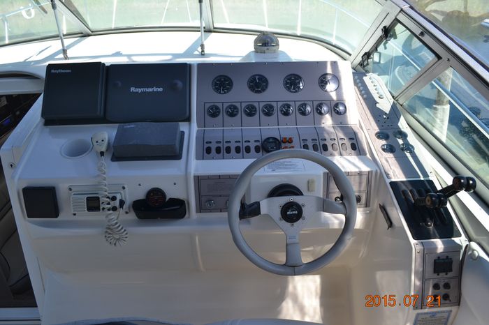 1994 Cruisers Yachts 3070 Rogue Photo 14 of 35