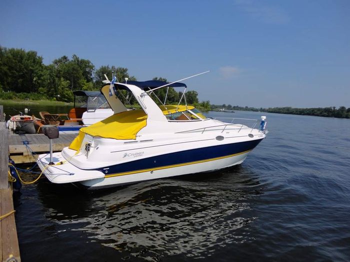 2005 Cruisers Yachts 280 CXI Express Photo 2 of 12