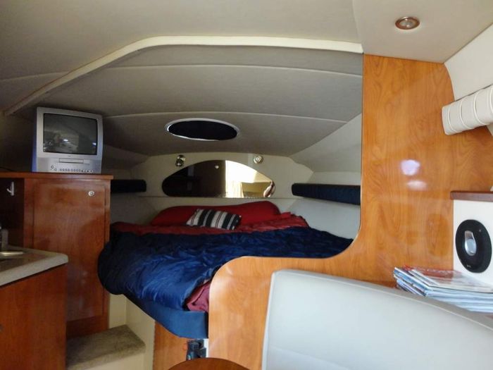 2005 Cruisers Yachts 280 CXI Express Photo 8 of 12