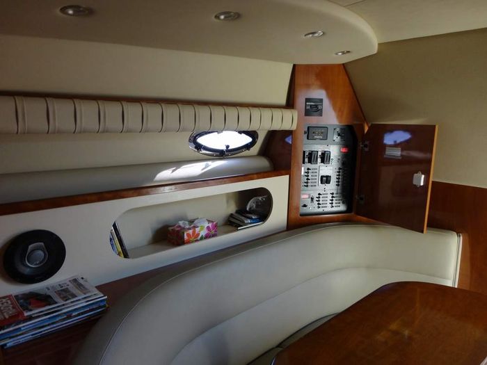 2005 Cruisers Yachts 280 CXI Express Photo 11 of 12