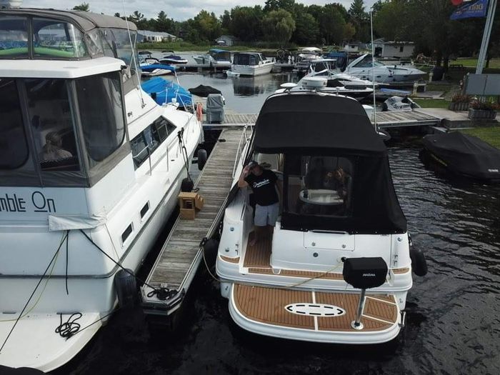 2003 Sea Ray 320 Sundancer Photo 4 of 36